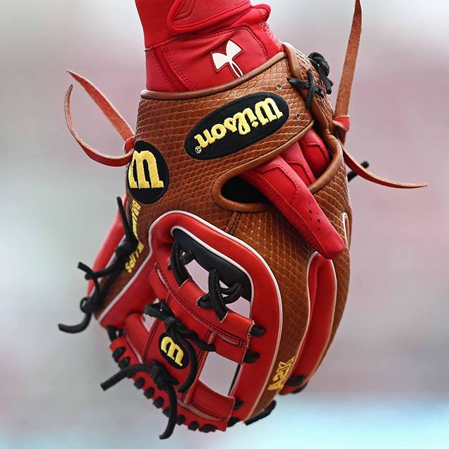 What Pros Wear Brandon Phillips' Wilson A2K DATDUDE Glove What Pros Wear