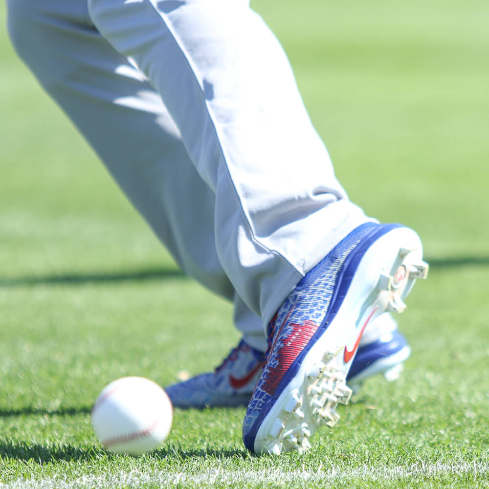 what-pros-wear-javy-baez-nike-trout-3-cleats-what-pros-wear