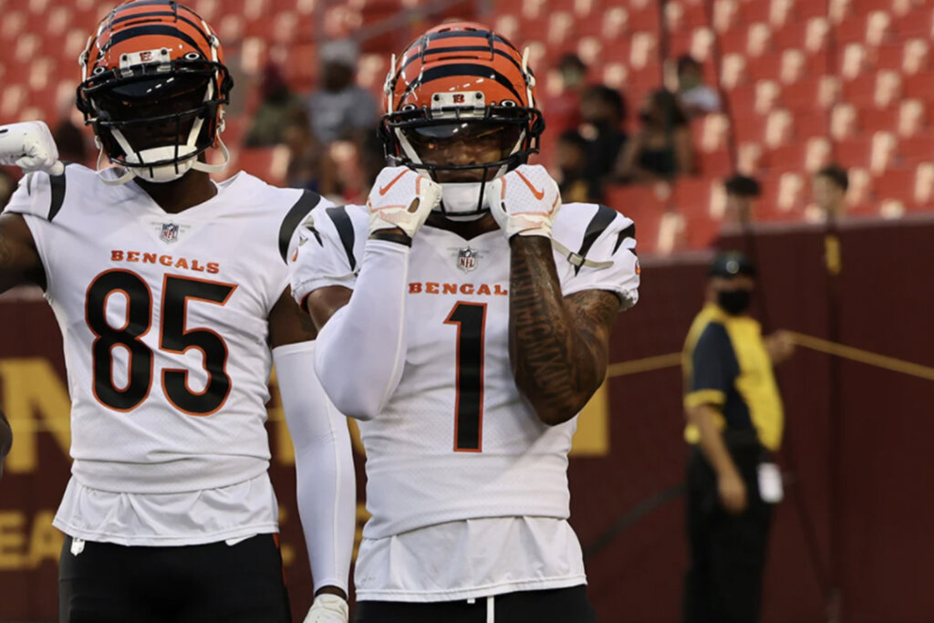 What Pros Wear Ja'Marr Chase's Nike Vapor Jet 6.0 PE Gloves What