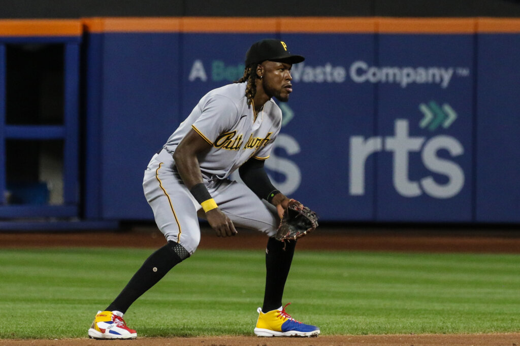 What Pros Wear: Oneil Cruz's New Balance FuelCell 4040 v6 Mid Cleats ...
