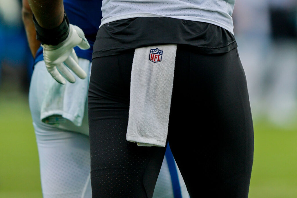 What Pros Wear: Travon Walker's Wilson Towel - What Pros Wear