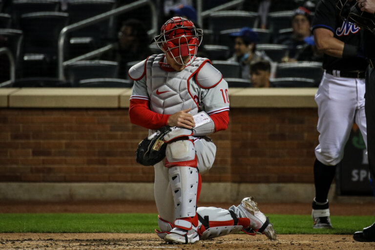 What Pros Wear: What Gear Do MLB Catchers Wear? Here's Your 2022 ...