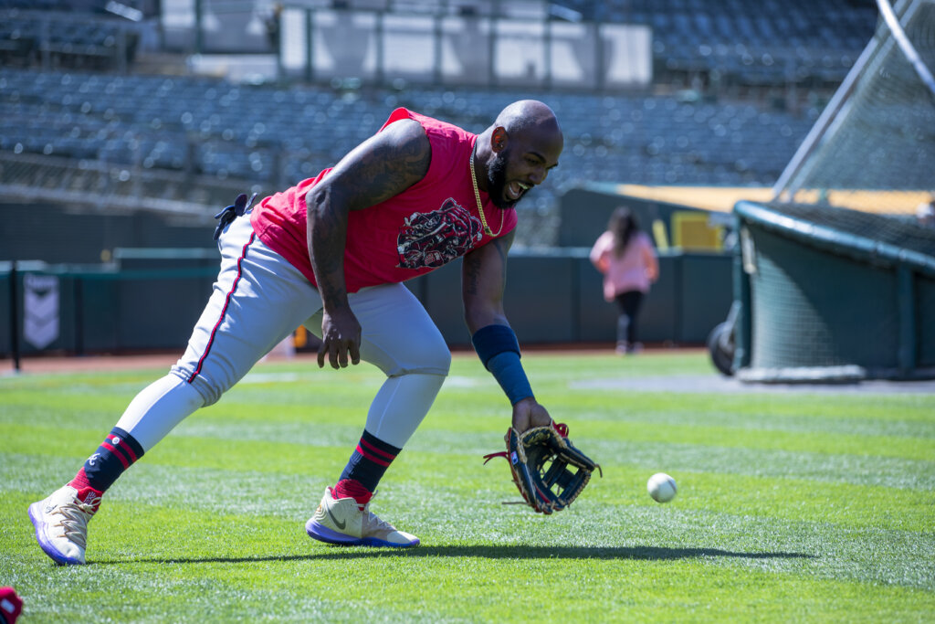 チョモランマ Kyrie 5 Ikhet What Pros Wear: Marcell Ozuna's Nike Kyrie 5 Concepts Ikhet Shoes